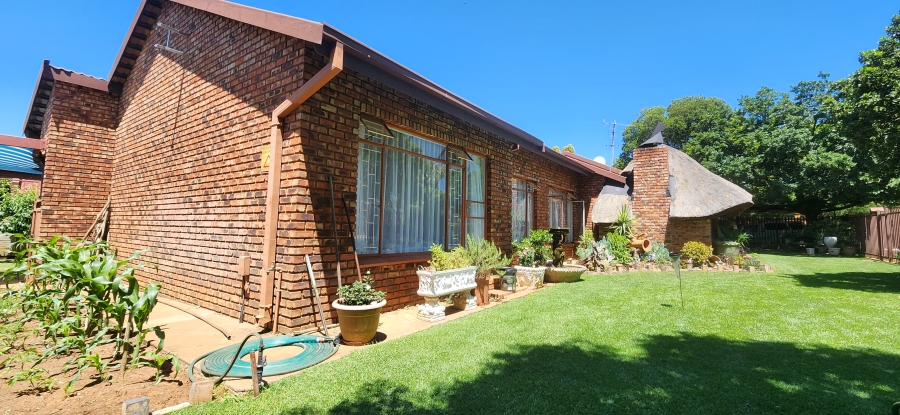 6 Bedroom Property for Sale in Kannoniers Park North West